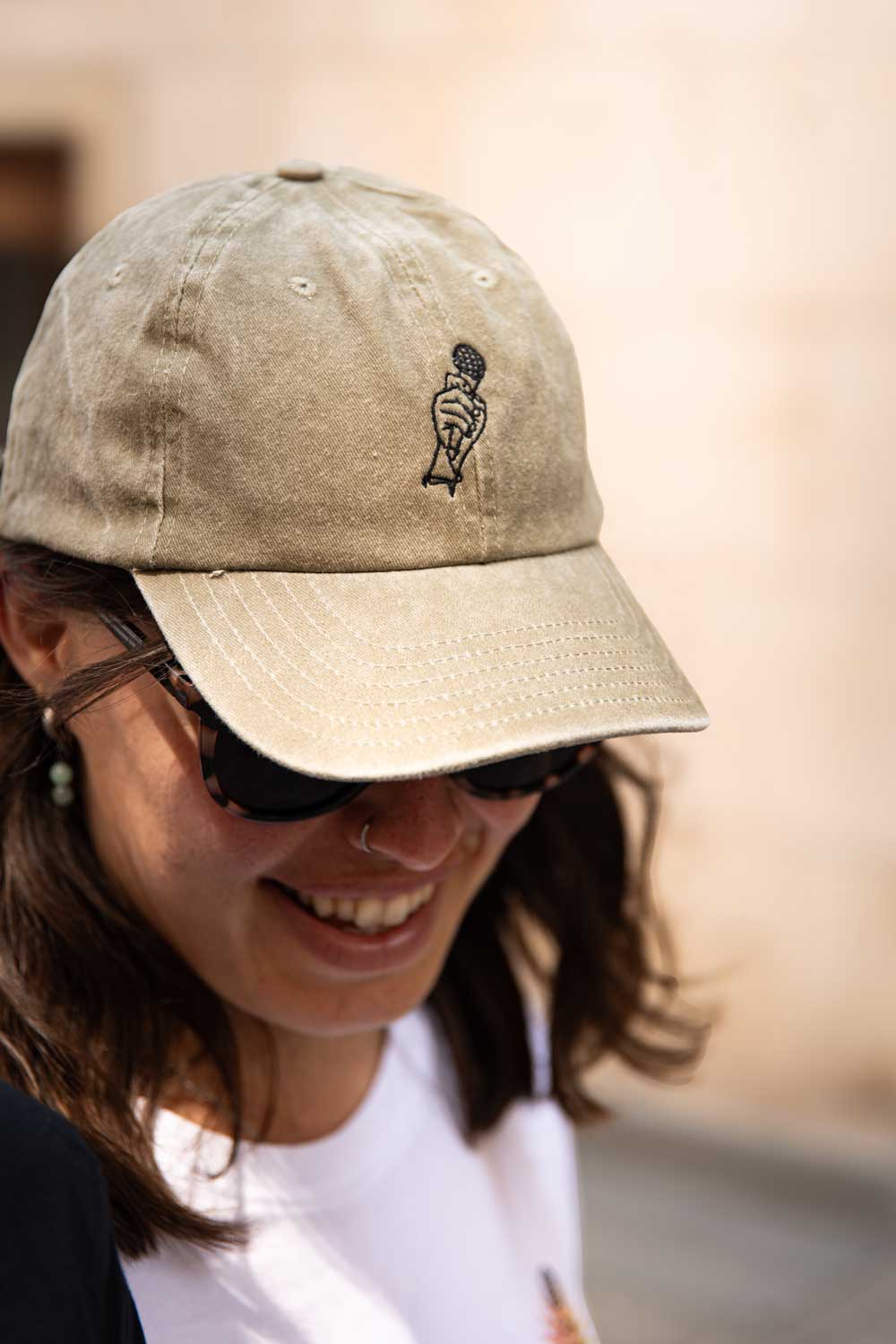 Cap mit Mikrofon-Design
